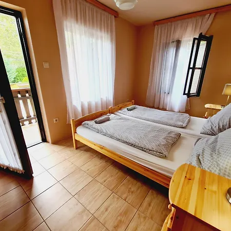 Panni Nyaralo Koezel A Parthoz Balatonboglár