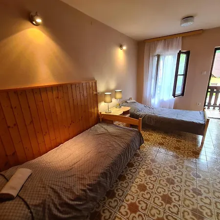 Panni Nyaralo Koezel A Parthoz Сasa de vacaciones