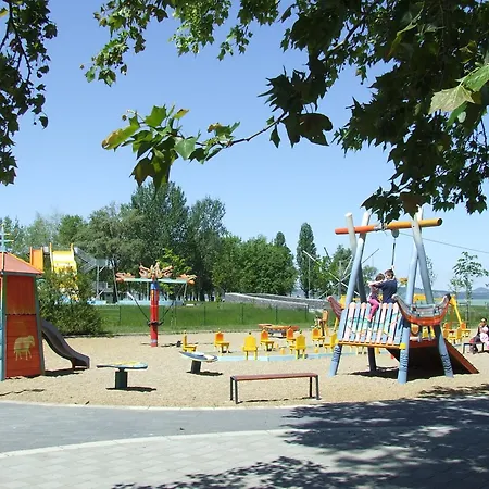 Panni Nyaralo Koezel A Parthoz Сasa de vacaciones *