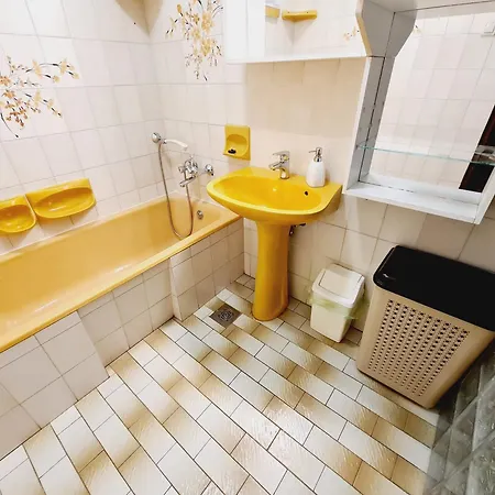 Panni Nyaralo Koezel A Parthoz Сasa de vacaciones *