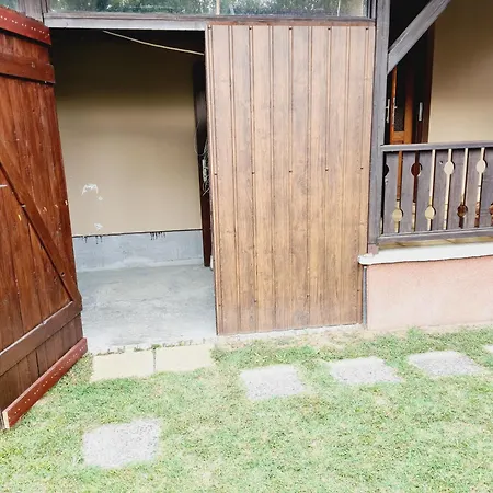 Panni Nyaralo Koezel A Parthoz Сasa de vacaciones
