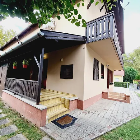 Panni Nyaralo Koezel A Parthoz Сasa de vacaciones Balatonboglár
